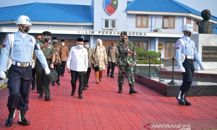 Wakil Presiden Ma'ruf Amin melakukan kunjungan kerja ke Tasikmalaya, Jawa Barat dari Pangkalan TNI Angkatan Udara Halim Perdanakusuma Jakarta, Selasa (8/6/2021). (Asdep KIP Setwapres)