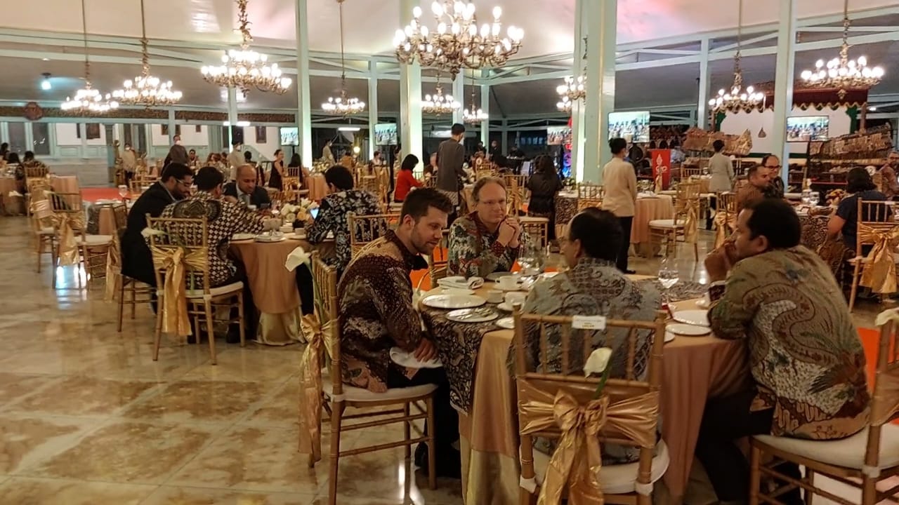 Para delegasi G20 menikmati jamuan makan malam dalam gala dinner di Puro Mangkunegoro Solo, Jawa Tengah, Kamis (31/3). (MP/Ismail)