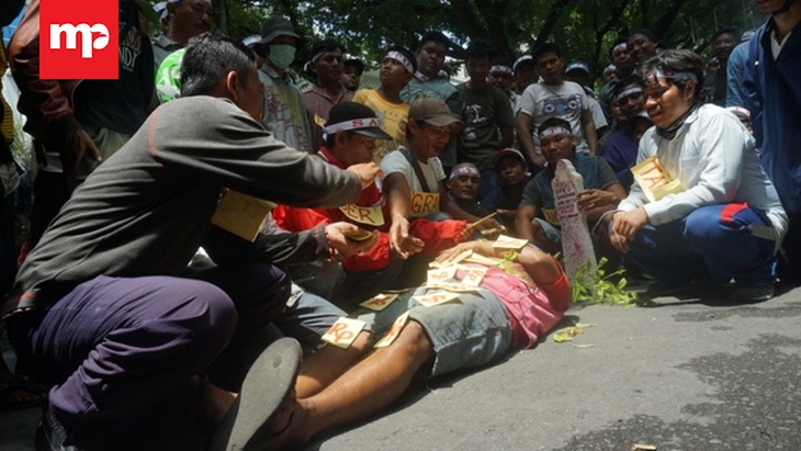 Aksi teatrikal saat aksi pengemudi betor di Jalan Imam Bonjol, Kota Medan, Selasa (23/5). (MP/Amsal Chaniago)