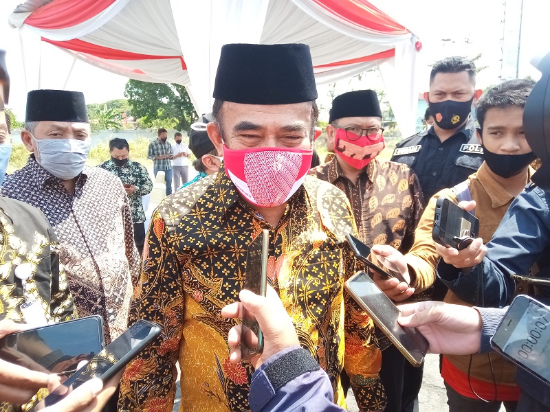 Menteri Agama Fachrul Razi mengecek lokasi tanah yang akan dibangun masjid dan Islamic Center di Solo, Jawa Tengah, Rabu (19/8). (MP/Ismail)