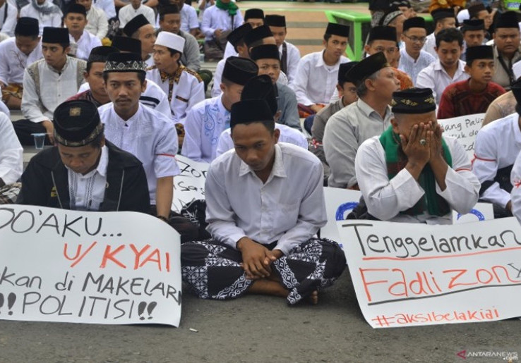 Ribuan Santri Gelar Aksi Damai Doakan Fadli Zon Bertobat