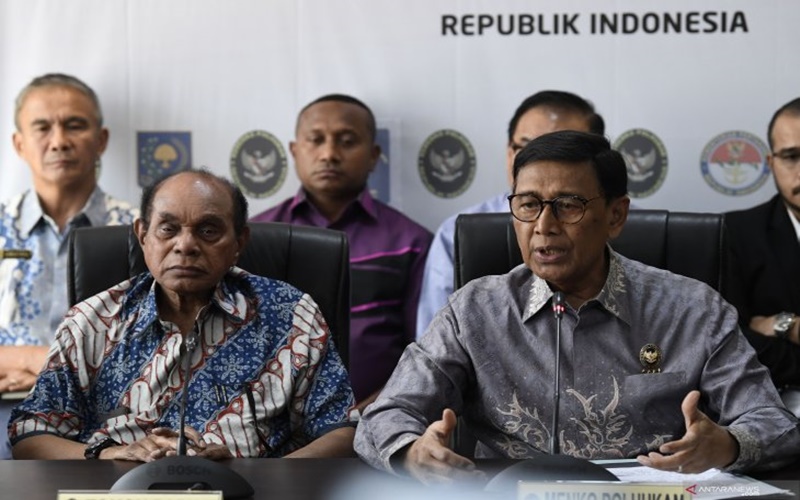 Freddy Numberi bersama Wiranto dalam jumpa pers terkait situasi terkini di Papua