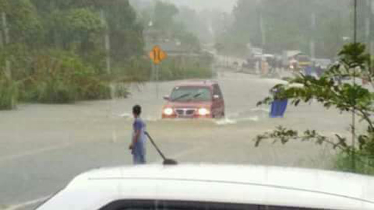 Jalan Raya Gantung Menuju Dusun Selumar Putus