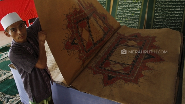 Melihat Alquran dari Aluminium dan Pelepah Pisang Milik Ponpes Al Shiryyah Nurul Iman