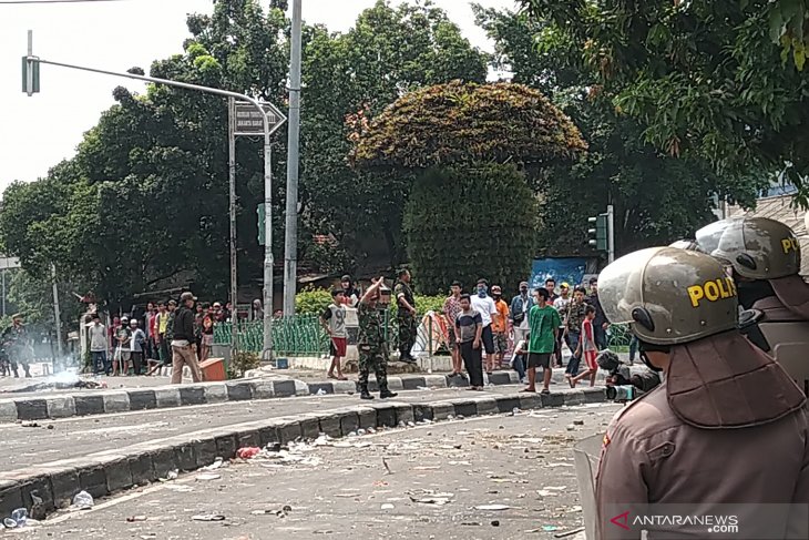  Ratusan Massa Kembali Terlibat Bentrok dengan Petugas Keamanan di Slipi 