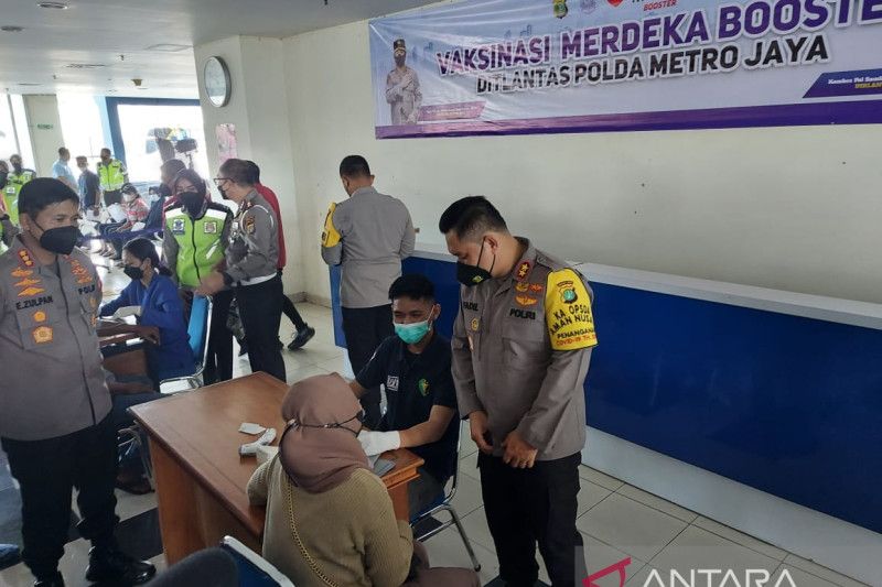 Kapolda Metro Jaya Irjen Pol Fadil Imran (kanan) meninjau gerai vaksinasi booster di Terminal Bus Pulogebang, Minggu (4/3/2022). ANTARA/HO-Polda Metro Jaya