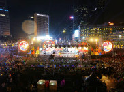 Gemerlap Cahaya Panggung Hiburan Meriahkan Malam Pergantian Tahun Baru 2026 di Bundaran HI Jakarta