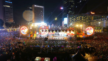 Gemerlap Cahaya Panggung Hiburan Meriahkan Malam Pergantian Tahun Baru 2026 di Bundaran HI Jakarta