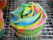 Kreasi Tie Dye di Atas Cupcake