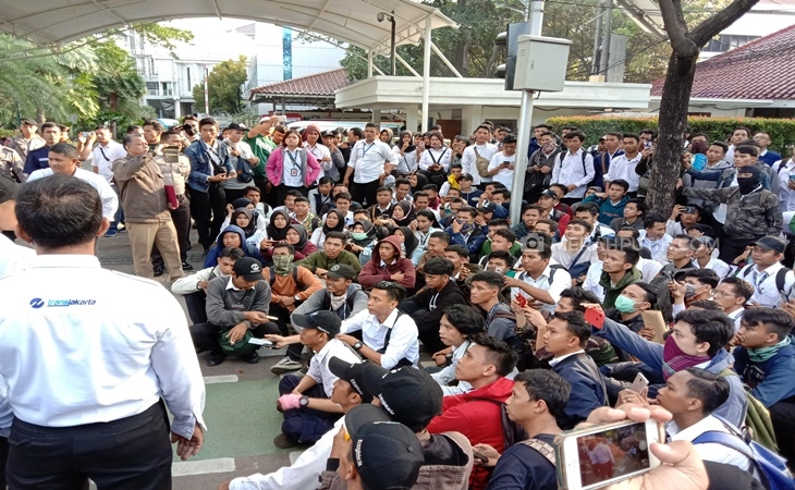  Tuntut Kejelasan Status PKWT, Ratusan Pegawai TransJakarta Geruduk Balai Kota