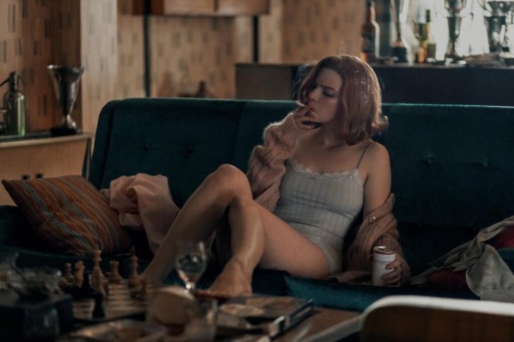 Beth kecanduan obat penenang dan alkohol. (Foto Netflix) 