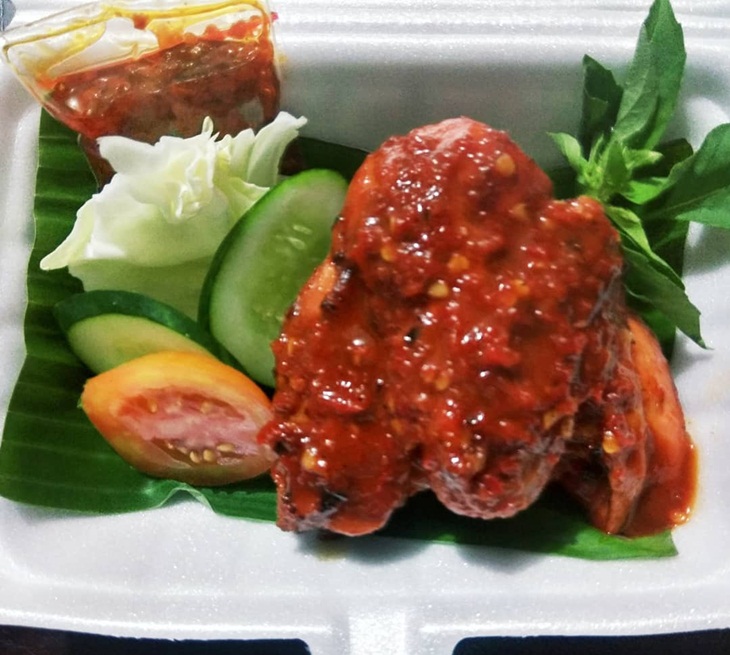  Ayam panggang bumbu rujak. (Foto: instagram.com/fenimarione)