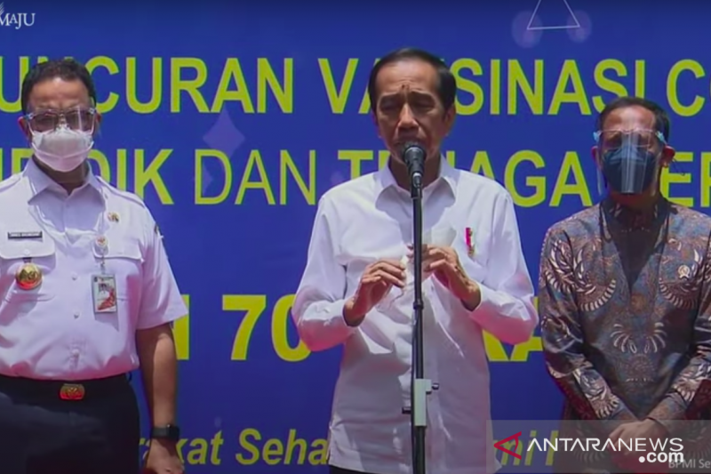 Presiden Jokowi saat vaksinasi guru. (Foto: Antara)
