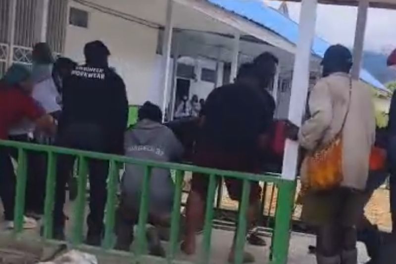 Lagi Ukur Jalan Pakai Traktor, Pekerja di Intan Jaya Ditembak KKB Hingga Tergeletak di Pinggir Jalan