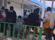 Lagi Ukur Jalan Pakai Traktor, Pekerja di Intan Jaya Ditembak KKB Hingga Tergeletak di Pinggir Jalan