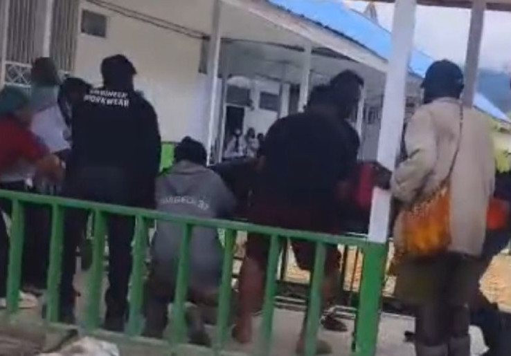 Lagi Ukur Jalan Pakai Traktor, Pekerja di Intan Jaya Ditembak KKB Hingga Tergeletak di Pinggir Jalan