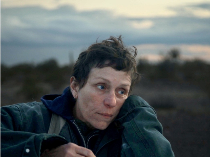 Frances McDormand dalam Nomadland (2021) dengan Skor 94%. (Foto: nyt.com)
