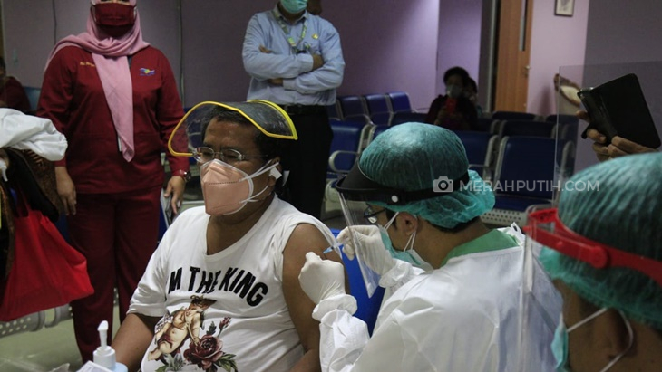 Hotman Paris Divaksinasi untuk Kategori Lansia
