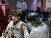 Hotman Paris Divaksinasi untuk Kategori Lansia