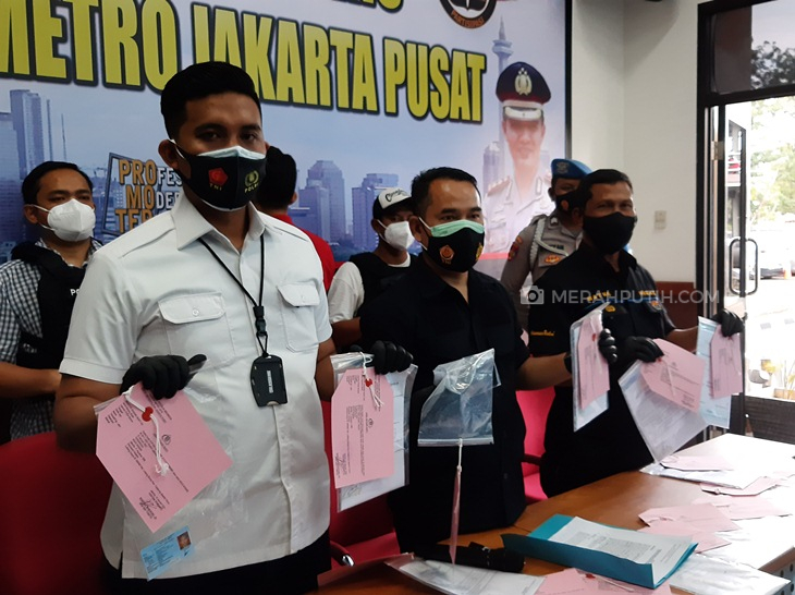  Konferensi pers terkait kasus pemalsuan surat tes COVID-19, di Polres Metro Jakarta Pusat, Rabu (13/1). (Foto: MP/Kanugrahan)