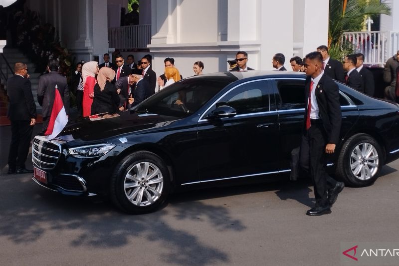 Penurunan Sang Merah Putih: Wapres Tetap di Istana Merdeka, Jokowi di Istana Garuda 