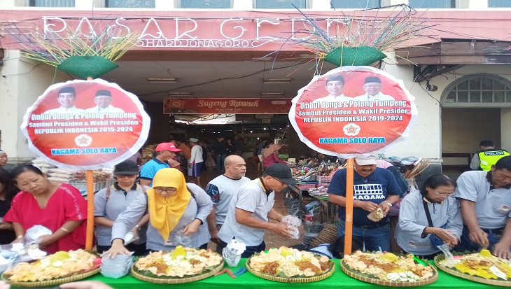 Keluarga Alumni Gadjah Mada (Kagama) Solo menggelar kegiatan Umbul donga dan potong tumpeng di Pasar Gede, Kelurahan Sudiroprajan, Kecamatan Jebres, Solo, Jawa Tengah, Kamis (17/10). (MP/Ismail)