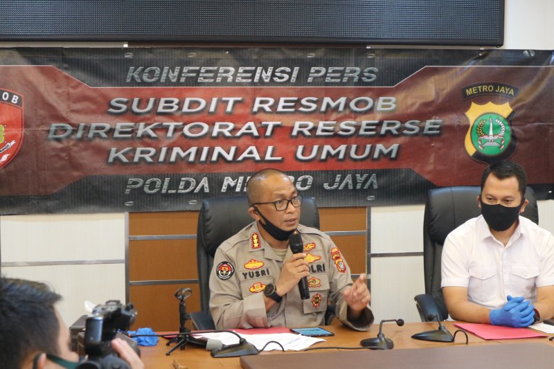 Kepala Bidang Humas Polda Metro Jaya Komisaris Besar Polisi Yusri Yunus (kiri). ANTARA/Fianda Rassat
