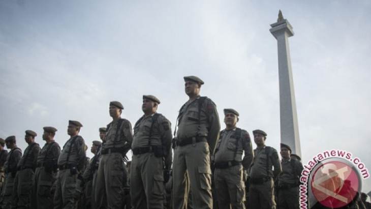 Sejumlah Satpol PP mengikuti Apel Besar Rotasi Satuan Polisi Pamong Praja (Satpol PP) DKI Jakarta di Monumen Nasional (Monas). (ANTARA /Aprillio Akbar )