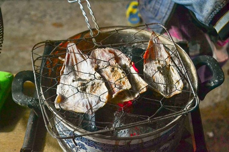 Sotong pangkong sedang dibakar di atas bara. (Foto: instagram.com/farid_hudya)