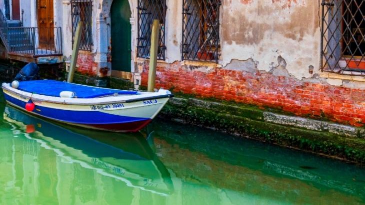 Kanal di Venesia Berubah Warna Menjadi Hijau Neon