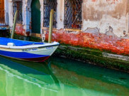 Kanal di Venesia Berubah Warna Menjadi Hijau Neon