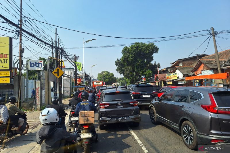 Macet Parah Motor Nyemplung Jalan Ambles di Lenteng Agung, TransJakarta D21 & 4B Tidak Bisa Sampai UI