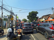 Macet Parah Motor Nyemplung Jalan Ambles di Lenteng Agung, TransJakarta D21 & 4B Tidak Bisa Sampai UI