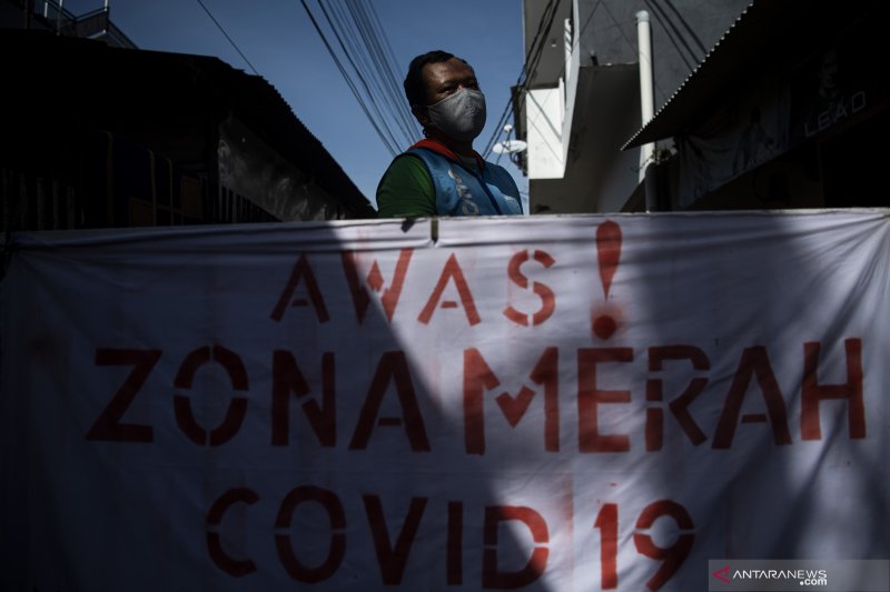 Warga beraktivitas di zona merah COVID-19 RT 006 RW 01, Gandaria Selatan, Cilandak, Jakarta Selatan, Senin (21/6/2021). Satgas Penanganan COVID-19 melaporkan kasus konfirmasi positif hingga Senin (21/6/2021) pukul 12.00 WIB bertambah 14.536 kasus sehingga total seluruhnya menjadi 2.004.445 kasus. ANTARA FOTO/Sigid Kurniawan