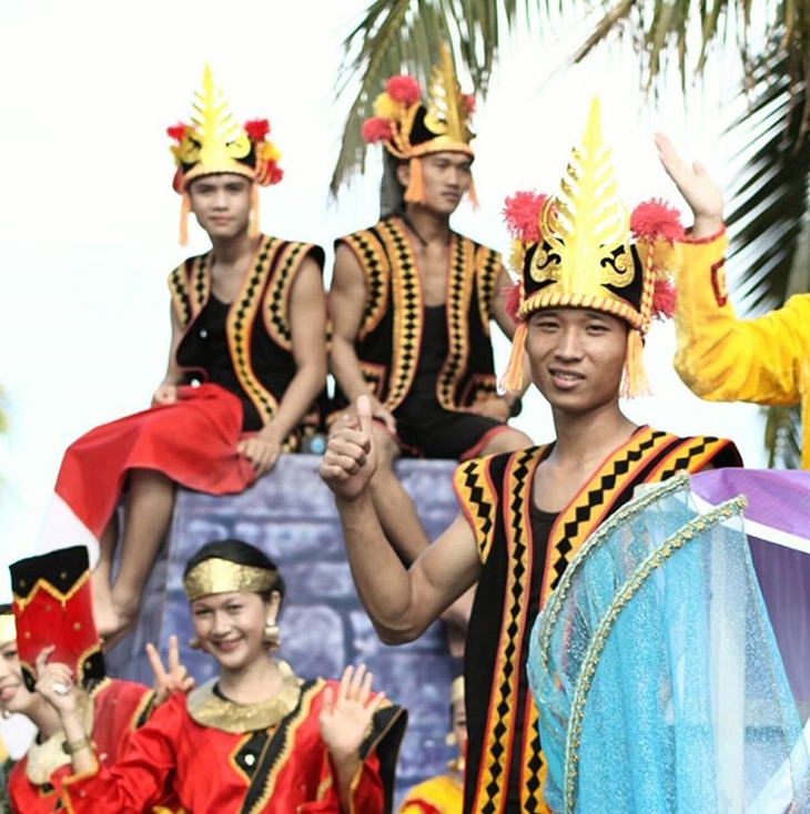 Para penari dengan pakaian tradisional Nias. (Foto: instagram.com/teddy12.12)