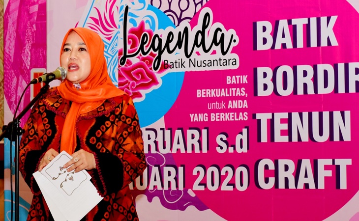 Lina Marlina Ruzhan membuka pameran Legenda Batik Nusantara 2020 