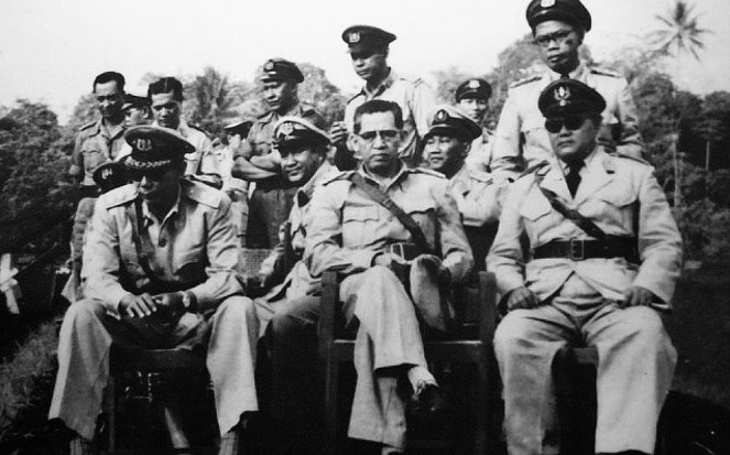 Kapolri pertama, Raden Said Soekanto Tjokrodiatmodjo (duduk kiri). (Dok. Polri).