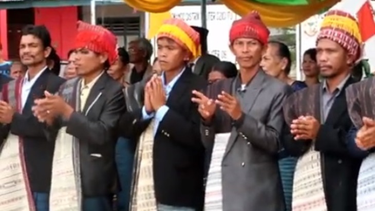 Salah satu prosesi dalam upacara adat Uloan Matumona. (Screenshoot YouTube)