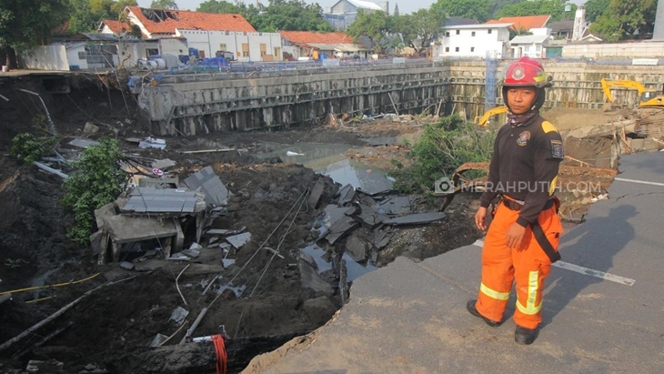 Jalan Raya Gubeng yang terkena ambles. (Foto: merahputih.com/Budi Lentera)