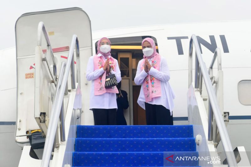 Ibu Negara, Iriana Joko Widodo, dan istri Wakil Presiden Ma'ruf Amin yakni Wury Ma’ruf Amin bersama anggota OASE KIM bertolak ke Jawa Barat, Selasa (21/12), di antaranya untuk meninjau vaksinasi COVID-19 kepada anak, dan menyerahkan bantuan sosial. ANTARA/HO-Biro Pers Sekretariat Presiden/Muchlis Jr