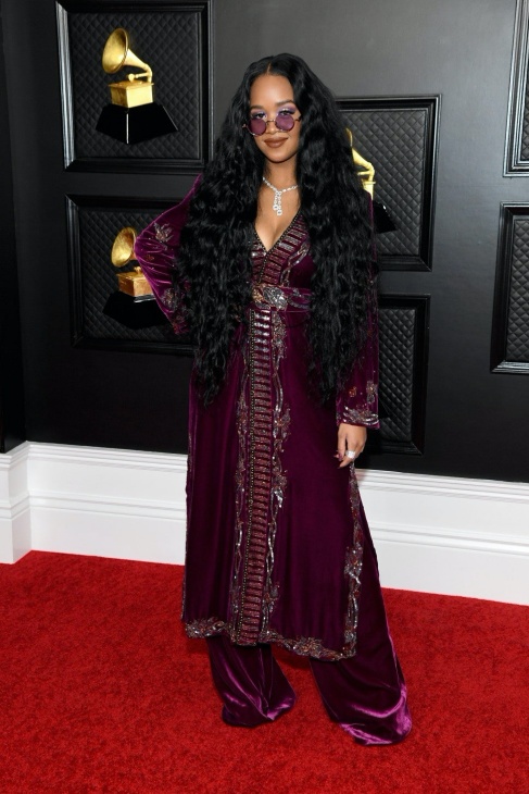 H.E.R. pada Grammys 2021. (Foto ETOnline)