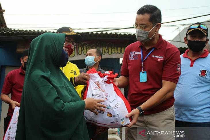 Menteri sosial (baju merah) menyerahkan bantuan sembako kepada warga terdampak COVID-19 di Jakarta, Sabtu (2/5/2020). ANTARA/HO-Kemensos/pri.