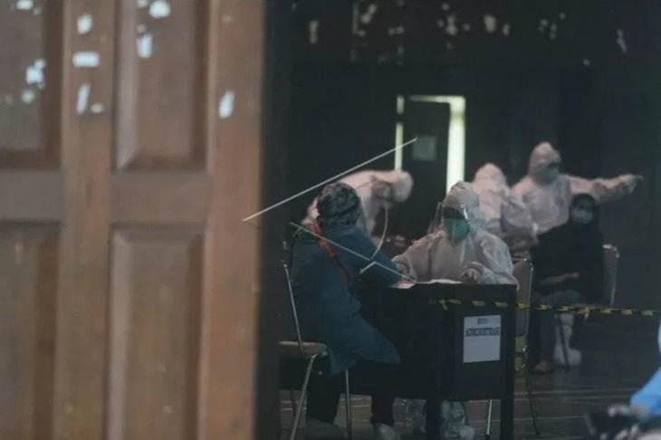 Petugas melakukan Rapid Diagnostic Test (RDT) Corona masal di GOR Pangukan, Sleman, D.I Yogyakarta, Selasa (12/5/2020). Menurut data Dinkes Sleman berdasarkan pendaftaran RDT massal Corona klaster swalayan Indogrosir Sleman, jumlah pendaftar yang memenuhi persyaratan untuk melakukan RDT tercatat sebanyak 1.422 orang. (ANTARA FOTO/Andreas Fitri Atmoko/foc.)