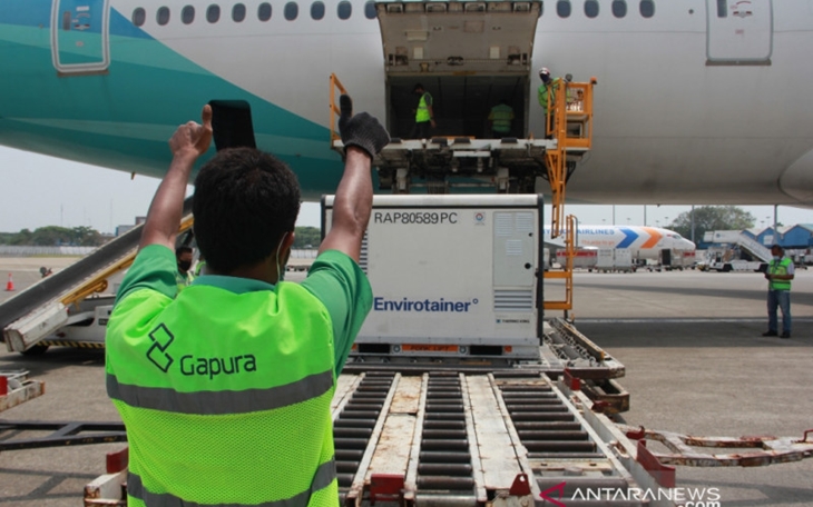 Petugas Bandara Soekarno-Hatta Tangerang, Banten, mengeluarkan kontainer berisi vaksin COVID-19 dari bagasi pesawat, Kamis 19/8/2021). (FOTO ANTARA/HO-Kemkominfo).