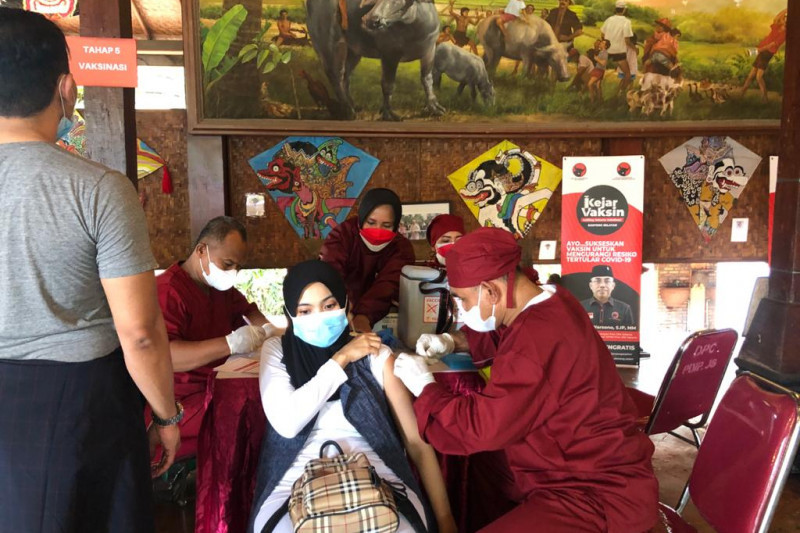 Kegiatan vaksinasi COVID-19 di Jakarta Selatan, Sabtu (7/8). Foto: ANTARA