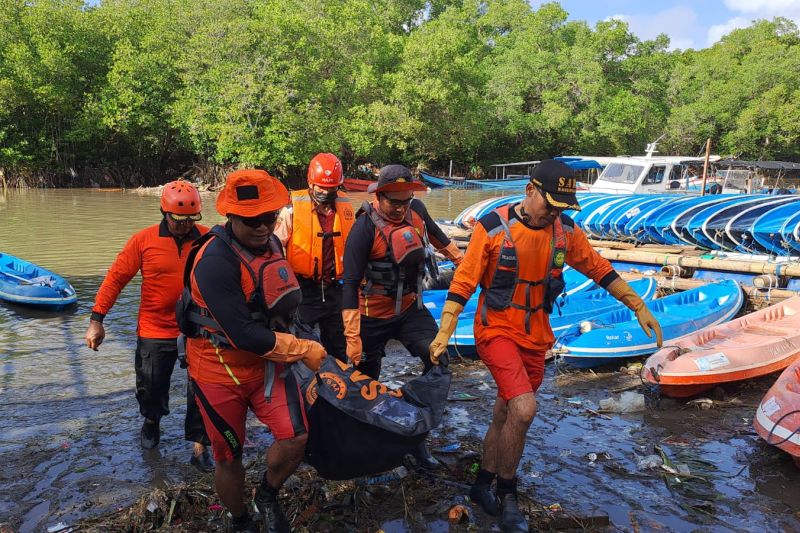 Tim SAR gabungan mengevakuasi empat jenazah korban banjir di Waduk Tukad Badung, Denpasar, Kamis (11/9/2025). ANTARA/HO-Basarnas Bali