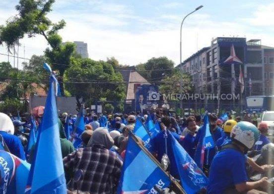Massa Pendukung AHY Jaga Ketat Kantor DPP Partai Demokrat