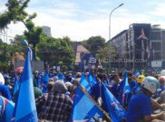 Massa Pendukung AHY Jaga Ketat Kantor DPP Partai Demokrat