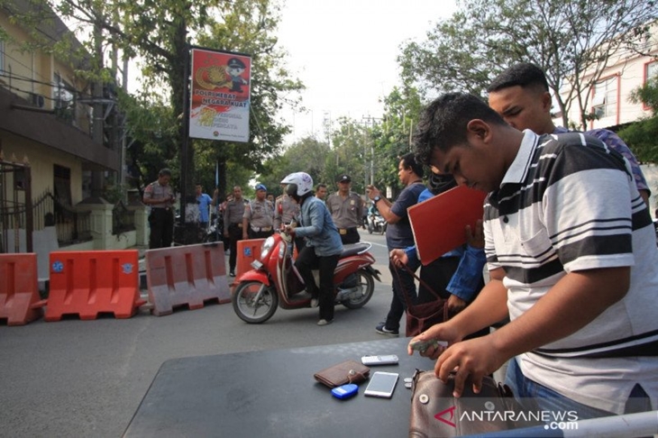 Pemeriksaan di depan pintu masuk Mapolrestabes Medan, Kamis (14/11). (ANTARA/Nur Aprilliana Br Sitorus)