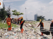 Ratusan Petugas Dikerahkan Angkut Sampah Pesisir Marunda Kepu